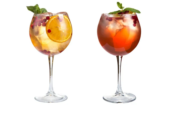 Två Lätta Drinkar Med Mint Frukt Och Bär Vit Bakgrund — Stockfoto