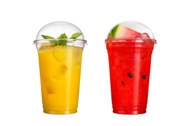 Lezzetli meyve smoothies plastik bardak, beyaz bir arka plan üzerinde. İki kokteyl karpuz ve ananas. İzole.