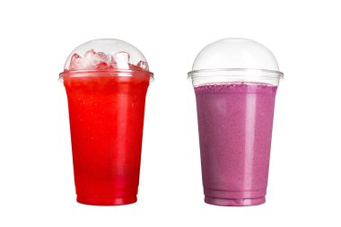 Lezzetli meyve smoothies plastik bardak, beyaz bir arka plan üzerinde. İki kokteyl berry tatlar ile. İzole.