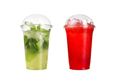 Lezzetli meyve smoothies plastik bardak, beyaz bir arka plan üzerinde. İki kokteyl berry lezzet ve mahito. İzole.