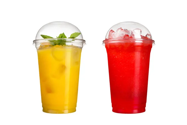 Lezzetli meyve smoothies plastik bardak, beyaz bir arka plan üzerinde. İki kokteyl berry ve ananas lezzet. İzole.