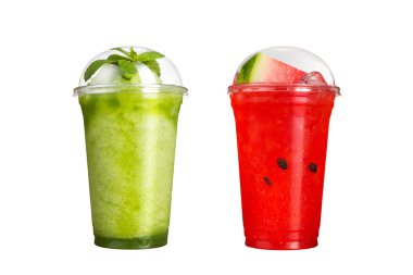 Lezzetli meyve smoothies plastik bardak, beyaz bir arka plan üzerinde. İki kokteyl farklı tatlar ile. İzole.