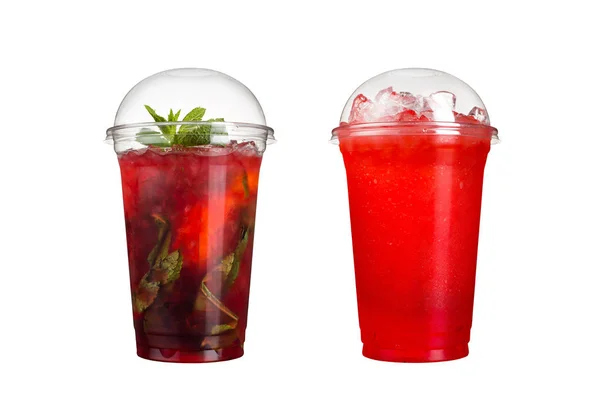 Lezzetli meyve smoothies plastik bardak, beyaz bir arka plan üzerinde. Çilek ve nane tadı ile iki kokteyl. İzole