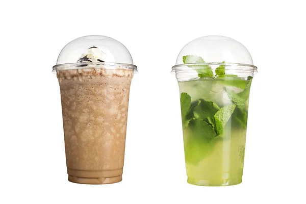 Lezzetli meyve smoothies plastik bardak, beyaz bir arka plan üzerinde. İki süt kokteyller ve mojito. İzole