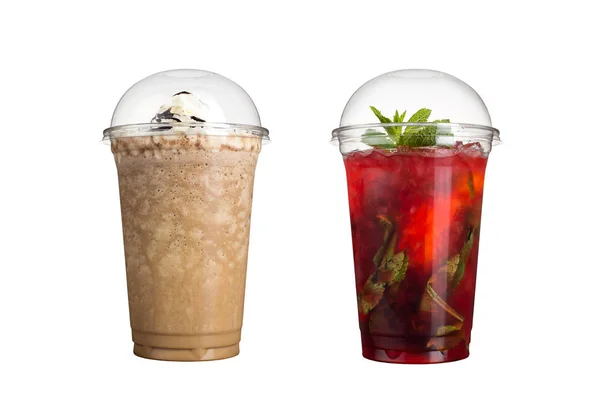 Lezzetli meyve smoothies plastik bardak, beyaz bir arka plan üzerinde. Çikolata ve meyve mojito ile iki milkshake. İzole