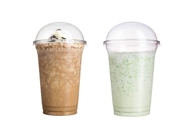 Lezzetli meyve smoothies plastik bardak, beyaz bir arka plan üzerinde. Farklı tatlar ile iki milkshakes.