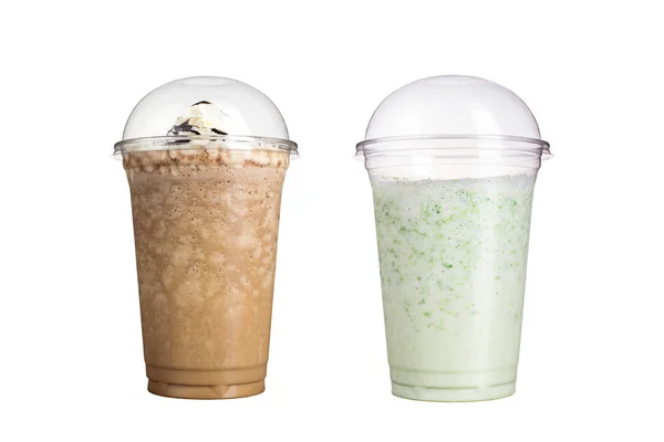Lezzetli meyve smoothies plastik bardak, beyaz bir arka plan üzerinde. Farklı tatlar ile iki milkshakes.
