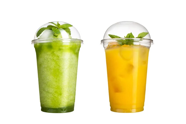 Lezzetli meyve smoothies plastik bardak, beyaz bir arka plan üzerinde. Kivi ve ananas meyve tadı ile iki kokteyller.