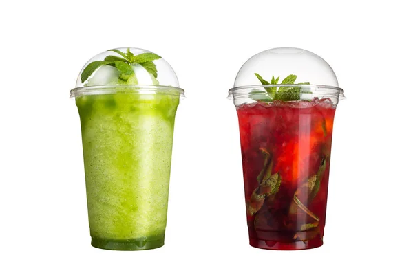Lezzetli meyve smoothies plastik bardak, beyaz bir arka plan üzerinde. Kivi ve berry mojito bir tat ile iki kokteyller.