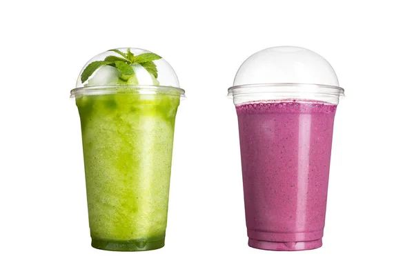 Νόστιμα φρούτα smoothies σε πλαστικά ποτήρια, σε λευκό φόντο. Δύο κοκτέιλ με γεύση ακτινίδιο και άγρια βατόμουρα. — Φωτογραφία Αρχείου