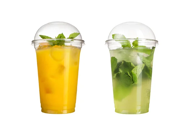 Lezzetli meyve smoothies plastik bardak, beyaz bir arka plan üzerinde. İki kokteyller ananas ve mojito bir tat ile.