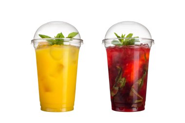Lezzetli meyve smoothies plastik bardak, beyaz bir arka plan üzerinde. İki kokteyller ananas lezzet ve berry mojito ile.