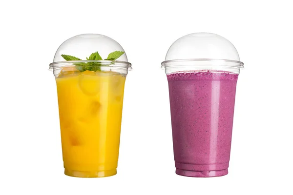 Lekker fruit smoothies in plastic bekers, op een witte achtergrond. Twee cocktails met een smaak van ananas en wilde bessen. — Stockfoto