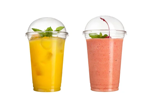Νόστιμα φρούτα smoothies σε πλαστικά ποτήρια, σε λευκό φόντο. Δύο κοκτέιλ με γεύση ανανά και κεράσι. — Φωτογραφία Αρχείου