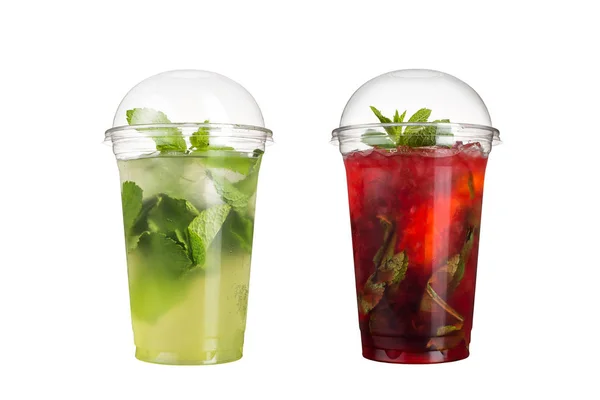Lezzetli meyve smoothies plastik bardak, beyaz bir arka plan üzerinde. Mojito ve berry mojito bir tat ile iki kokteyller.