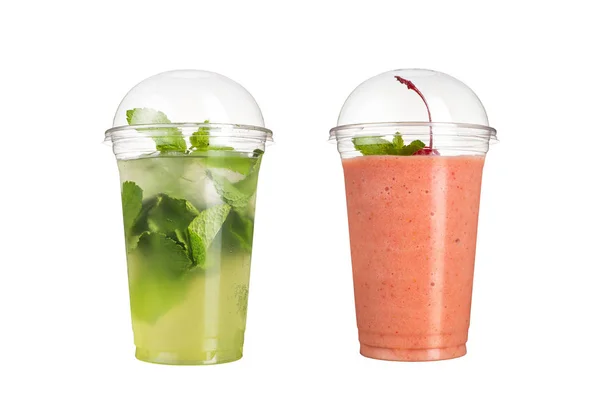 Lekker fruit smoothies in plastic bekers, op een witte achtergrond. Twee cocktails met een vleugje mojito en cherry. — Stockfoto