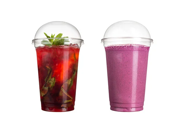 Lezzetli meyve smoothies plastik bardak, beyaz bir arka plan üzerinde. Berry mojito lezzet ve yabani meyveleri ile iki kokteyller.