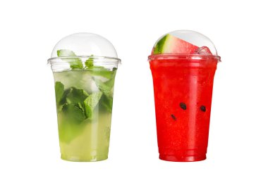 Lezzetli meyve smoothies plastik bardak, beyaz bir arka plan üzerinde. İki mojito kokteyller ve karpuz aromalı.
