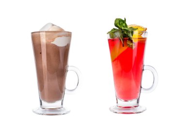 Cam bardağı beyaz arka plan üzerinde çeşitli renkli kokteyller.