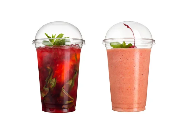 Lekker fruit smoothies in plastic bekers, op een witte achtergrond. Twee cocktails met een vleugje berry mojito en cherry. — Stockfoto