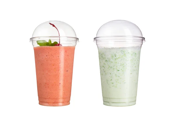 Смачні фруктові смузі в пластикових чашках, на білому тлі. Два коктейлі зі смаком вишні та молока . — стокове фото