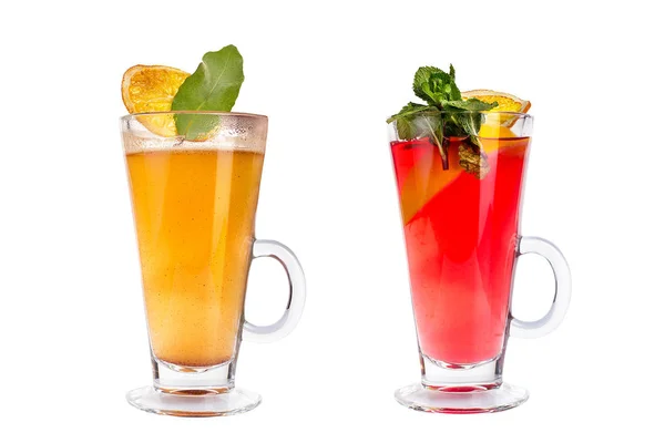 Diverse kleurrijke verfrissende fruit cocktails in glazen mokken op witte achtergrond. — Stockfoto