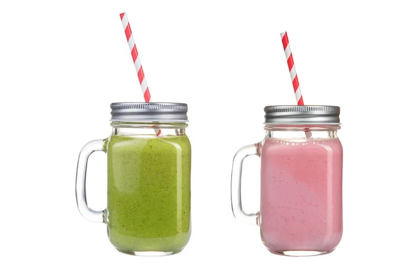 Coquetéis refrescantes de frutas em jarros de vidro em um fundo branco . — Fotografia de Stock