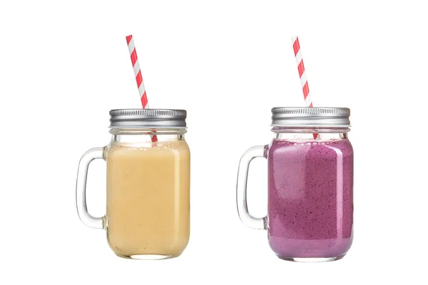 Heerlijke smoothies in glazen potten op een witte achtergrond vernieuwen. — Stockfoto