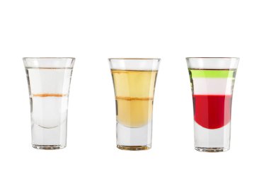 Beyaz bir arka plan üzerinde alkol çekim seti. Üç atış popüler.