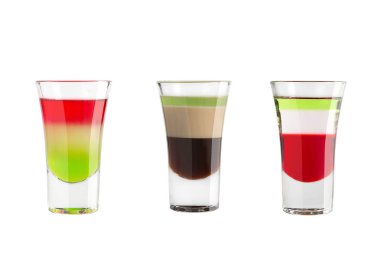 Beyaz bir arka plan üzerinde alkol çekim. Üç popüler çok renkli çekim.