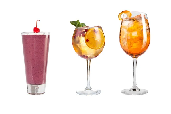 Une variété de boissons alcoolisées, de boissons et de cocktails sur fond blanc. Trois boissons différentes avec décoration aux fruits et baies . — Photo