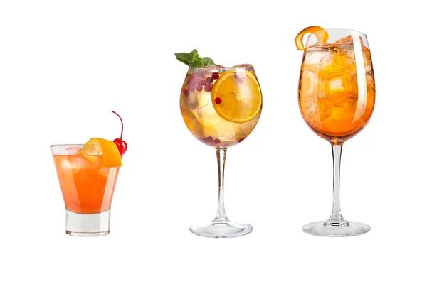 Une variété de boissons alcoolisées, de boissons et de cocktails dans des casseroles sur fond blanc. Trois boissons différentes avec décoration aux fruits et baies . — Photo