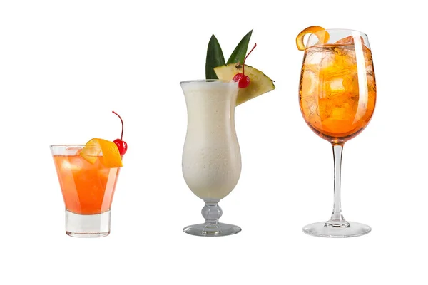 Una varietà di bevande alcoliche, bevande e cocktail su sfondo bianco. Tre diverse bevande in calici di vetro decorati con frutta e bacche . — Foto Stock