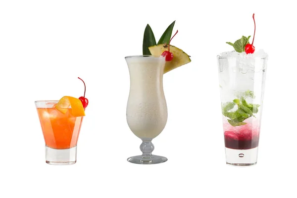 Різноманітні алкогольні напої, напоїв і коктейлів на білому тлі. Три різних напоїв у келихи скла з Maraschino вишні прикраса. — стокове фото