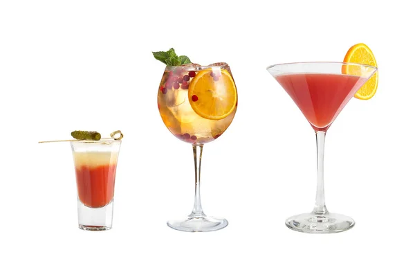 Een scala aan alcoholische dranken, drankjes en cocktails op een witte achtergrond. Drie drankjes in glazen bekers met originele decoratie. — Stockfoto