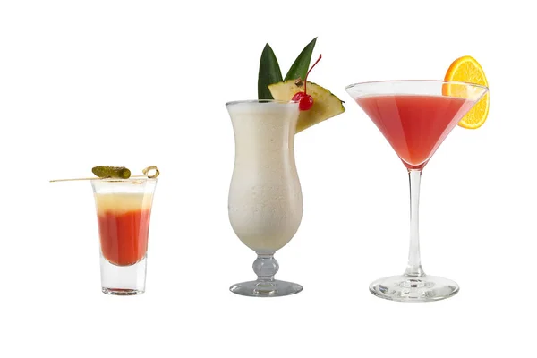 Una variedad de bebidas alcohólicas, bebidas y cócteles sobre un fondo blanco. Tres bebidas con decoración original . — Foto de Stock
