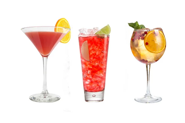 Rozmaite napoje alkoholowe, napoje i koktajle na białym tle. Trzy drinki w różnych szkła okularów z dekoracji. — Zdjęcie stockowe