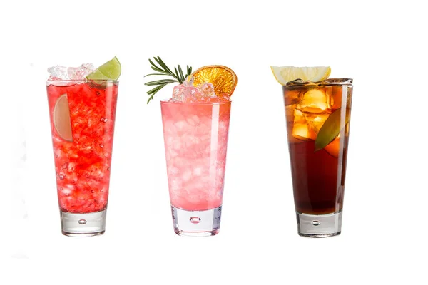 Širokou nabídku alkoholických nápojů, nápojů a koktejlů na bílém pozadí. Tři osvěžující nápoje ve skleněných pohárů. — Stock fotografie