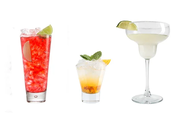Een scala aan alcoholische dranken, drankjes en cocktails op een witte achtergrond. Drie verfrissende verschillende drankjes. — Stockfoto