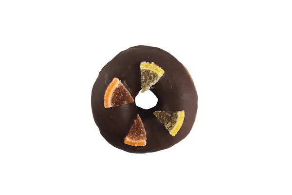 Donut apetitoso con glaseado de chocolate negro y decoración de mermelada sobre un fondo blanco. Aislado . —  Fotos de Stock