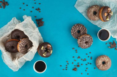 Pişirme, pişirme ve gıda kavramı - kadar yakın mavi bir arka plan üzerinde sırlı Donuts.
