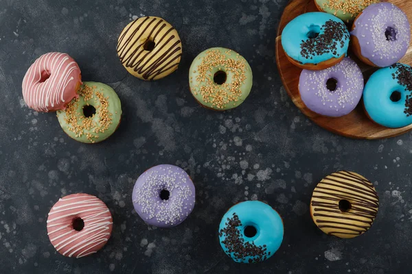 Концепция приготовления, выпечки и еды - крупный план разноцветного пончика на вид сверху . — стоковое фото