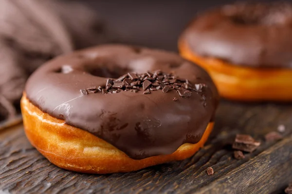 Conceito de culinária, panificação e alimentação - close-up de donuts de chocolate vitrificados . — Fotografia de Stock
