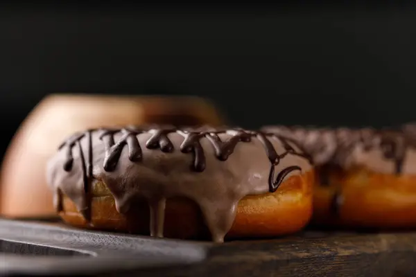 Concepção de culinária, cozimento e comida - close-up. Dois donuts no esmalte na placa decorativa . — Fotografia de Stock