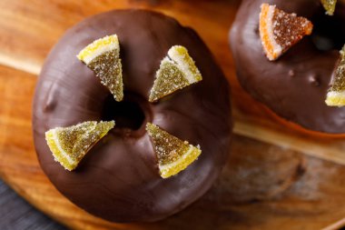 Kavramı, pişirme, pişirme ve gıda - yakın çekim. Çikolata kaplı çörek ile marmelat dekorasyon Üstten Görünüm.