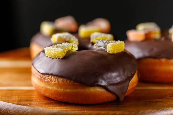 Concetto di cottura, cottura al forno e cibo - primo piano. Ciambelle glassate con decorazione di marmellata . — Foto Stock