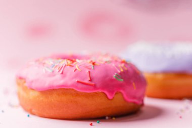 Kavramı, pişirme, pişirme ve gıda - yakın çekim. Pembe ve mor sır çörek.