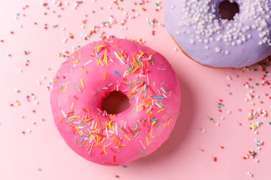 Kavramı, pişirme, pişirme ve gıda - yakın çekim. Çörek bir pembe Pembe ve mor sırlıdır. Trend renkleri.