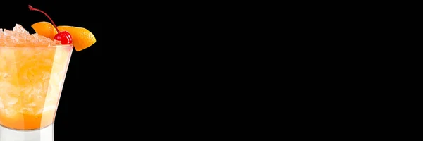 Delicioso cóctel de moda alcohólico con cereza al maraschino y decoración de cáscara de naranja sobre un fondo negro. Banner de formato ancho . — Foto de Stock