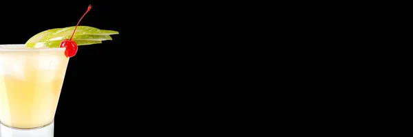 Delicioso cóctel de moda alcohólico con decoración de peras y cerezas al maraschino sobre un fondo negro. Banner de formato ancho . — Foto de Stock